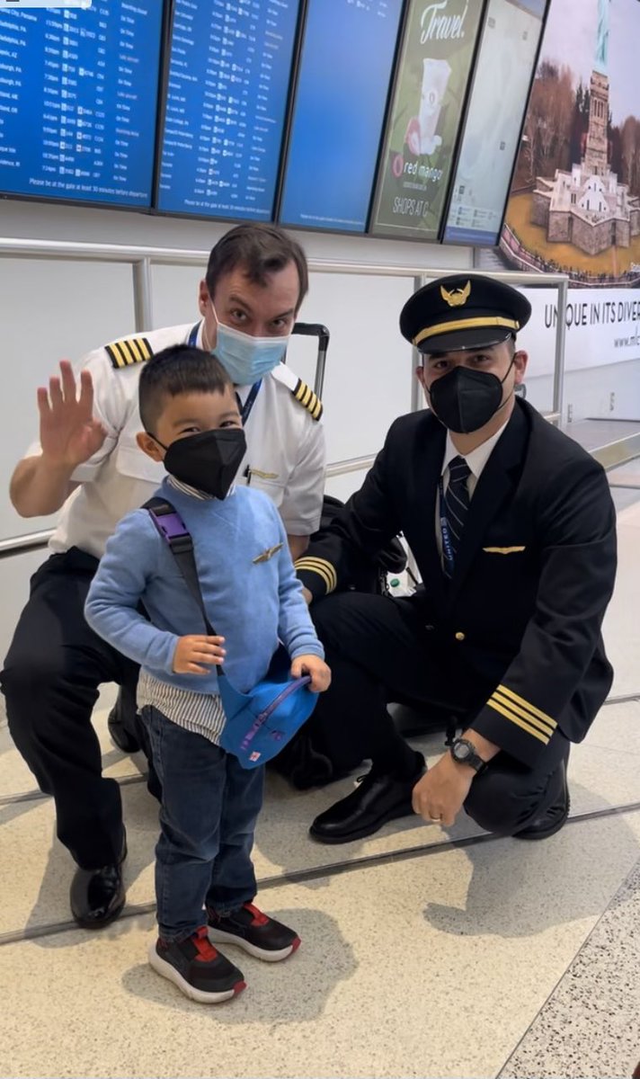 Pilots can touch the sky every day, but making a child smile is HEAVEN ✈️ 🎈♥️ Way to go Steve and Steve - SFO based 👨‍✈️@united @EWR_SW @EWRairport