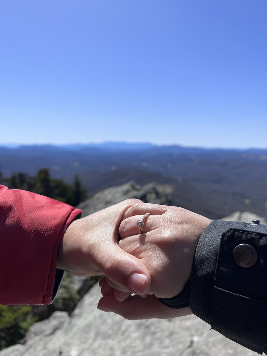 juanhenriqz's tweet photo. She said yes ❤️😍 https://t.co/2Bib04ftic