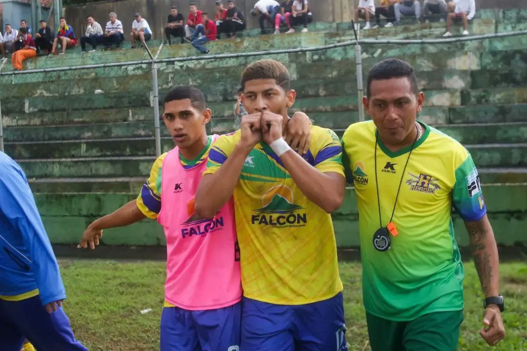 DunaDigital's tweet photo. Victoria sufrida de Falcón ante el Vigía 1-0.

El equipo Héroes de Falcón FC obtuvo una sufrida victoria 0-1 ante el Vigía FC en el estadio Ramón "el Gato" Hernández.
@falconheroesfc 

https://t.co/gGSAhSpOZv https://t.co/VzMMdvuaeA