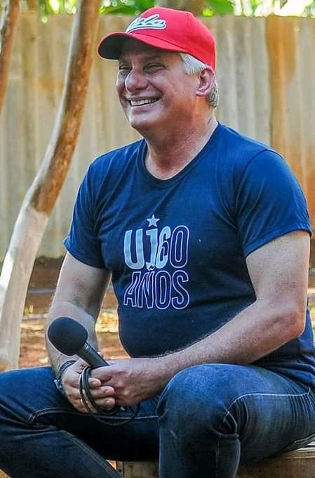 Su sonrisa.....la esperanza♥️🤗
<a href="/DiazCanelB/">Miguel Díaz-Canel Bermúdez</a> los estudiantes te descargamos😌😁