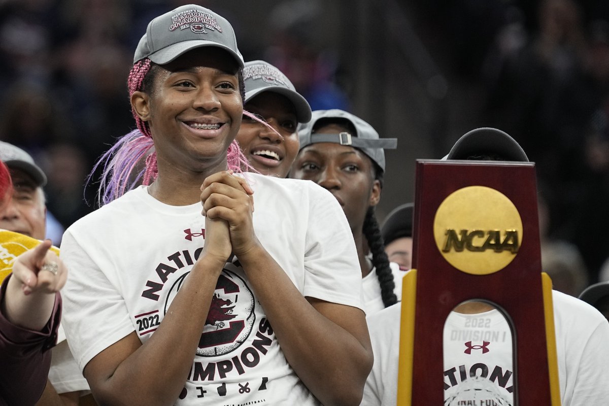 BleacherReport's tweet photo. National POY
Defensive POY
National Champion 
Most Outstanding Player 

What a year for Aliyah Boston 🏆 #NationalChampionship https://t.co/V047tfPKxQ