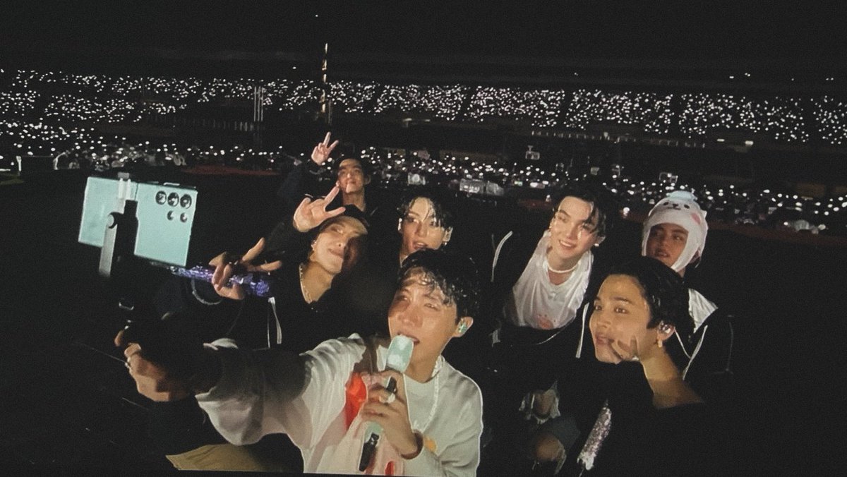 abysslov's tweet photo. “Así que, por favor, no olvides que, ya sea que obtengamos los Grammy o no, ya obtuvimos lo que queríamos, y te tenemos a ti, eso significa que lo tenemos todo”. 
              
               — Kim Namjoon https://t.co/QlTBlqpd5I