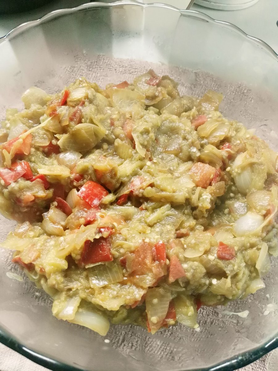 SebaVolte's tweet photo. ¿Tarta de berenjenas? #TanSimpleComo hacer puré con 750gr de berenjenas. Saltear 3 cebollas, 1 morrón y 2 dientes ajo. Cuando están, sumar el puré, 2 tomates en cubos, condimentos a full y dejar en fuego unos minutos. Dejar enfriar. 2 huevos para ligue, queso, horno y ser feliz https://t.co/gNk4todzNA