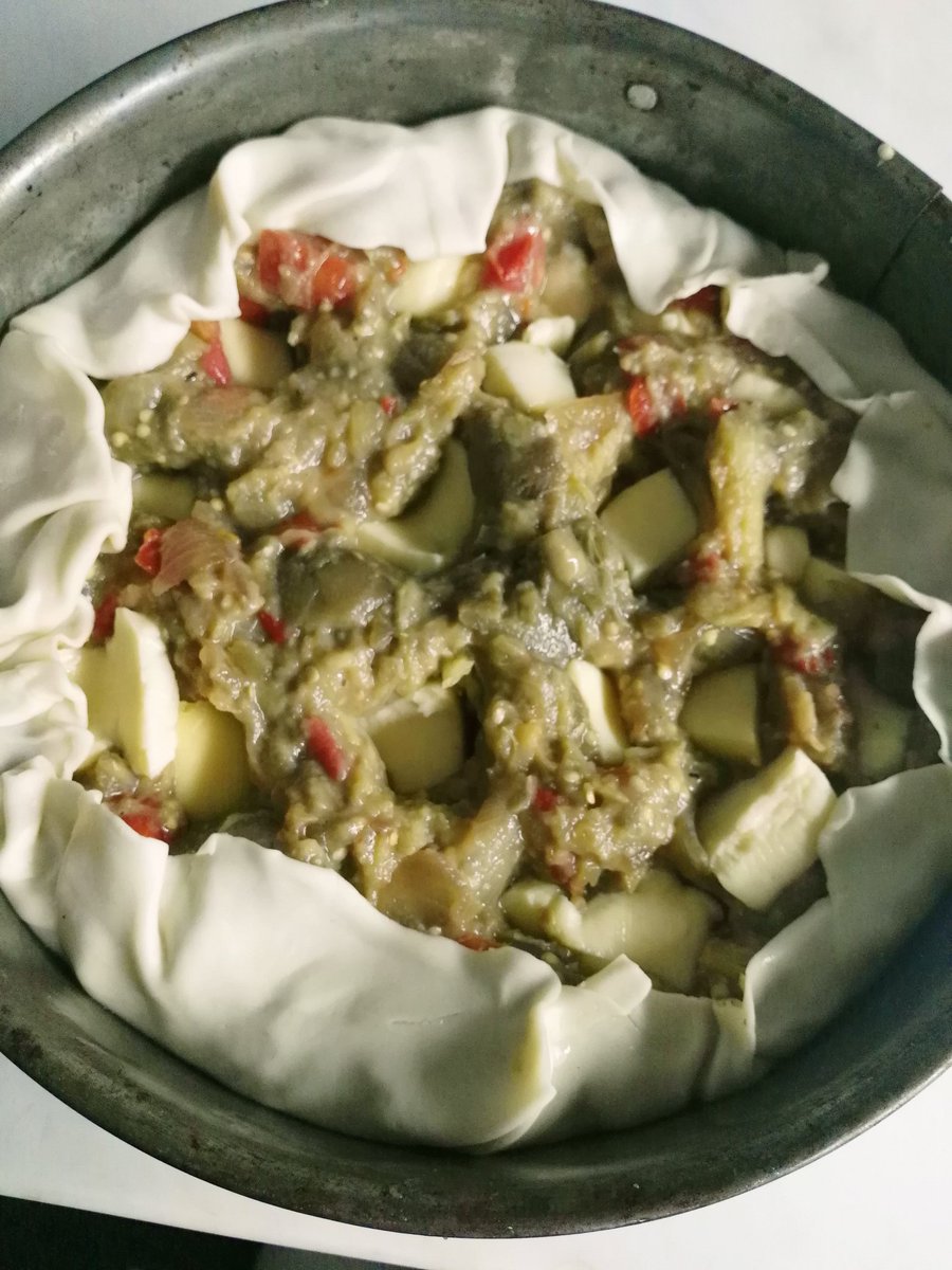 SebaVolte's tweet photo. ¿Tarta de berenjenas? #TanSimpleComo hacer puré con 750gr de berenjenas. Saltear 3 cebollas, 1 morrón y 2 dientes ajo. Cuando están, sumar el puré, 2 tomates en cubos, condimentos a full y dejar en fuego unos minutos. Dejar enfriar. 2 huevos para ligue, queso, horno y ser feliz https://t.co/gNk4todzNA