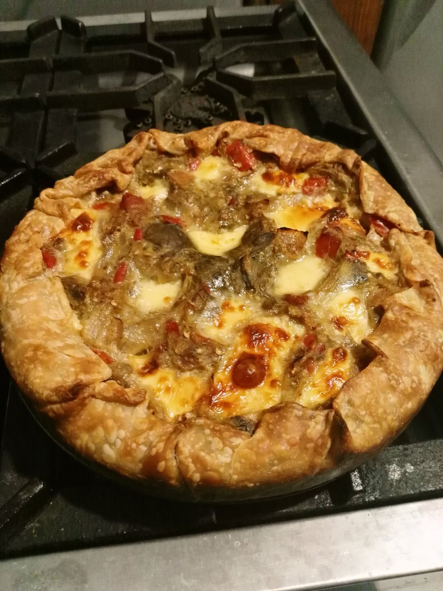 SebaVolte's tweet photo. ¿Tarta de berenjenas? #TanSimpleComo hacer puré con 750gr de berenjenas. Saltear 3 cebollas, 1 morrón y 2 dientes ajo. Cuando están, sumar el puré, 2 tomates en cubos, condimentos a full y dejar en fuego unos minutos. Dejar enfriar. 2 huevos para ligue, queso, horno y ser feliz https://t.co/gNk4todzNA