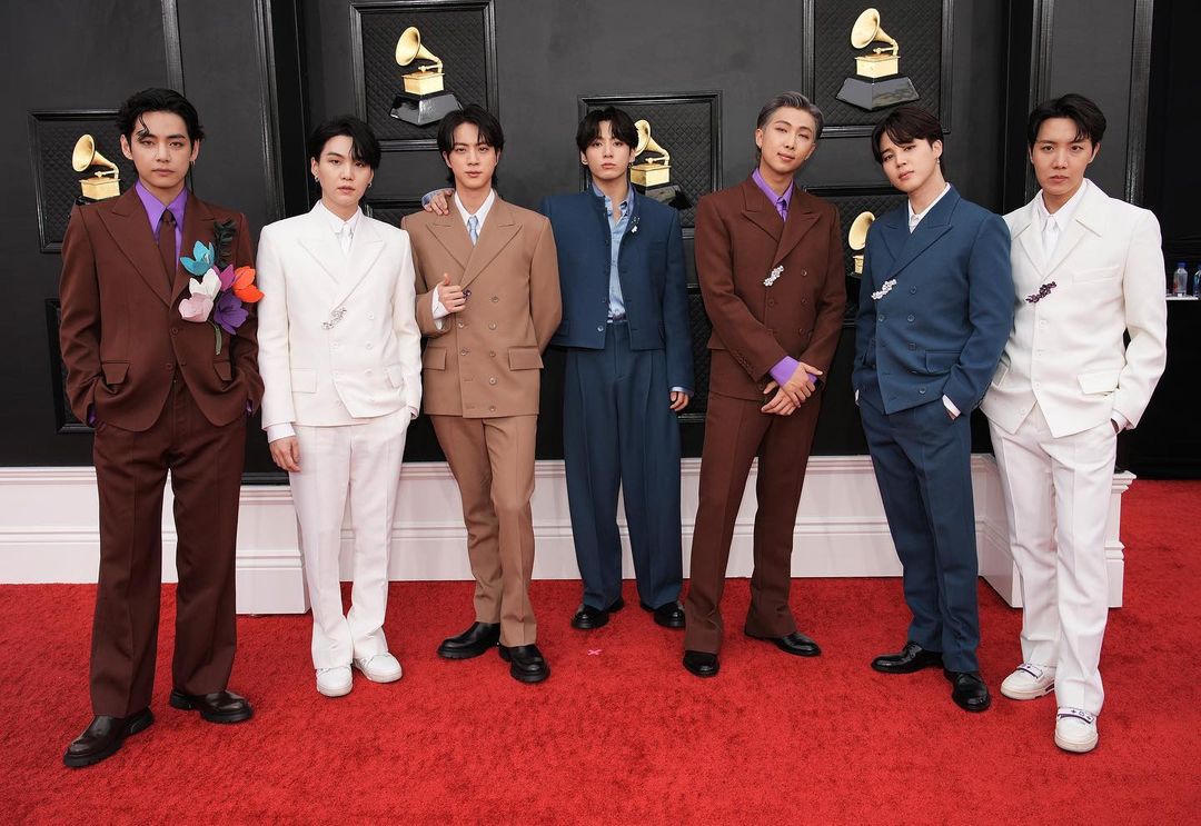 Diminie1317's tweet photo. BTS BTS BTS 
BTS at the Grammy's 2022 
BTS paved the way

PLS VOTEEE RT AND REPLY !!!

#BTS #GRAMMYsTNT #YouGotThisBTS @BTS_twt https://t.co/scVgNKA9do