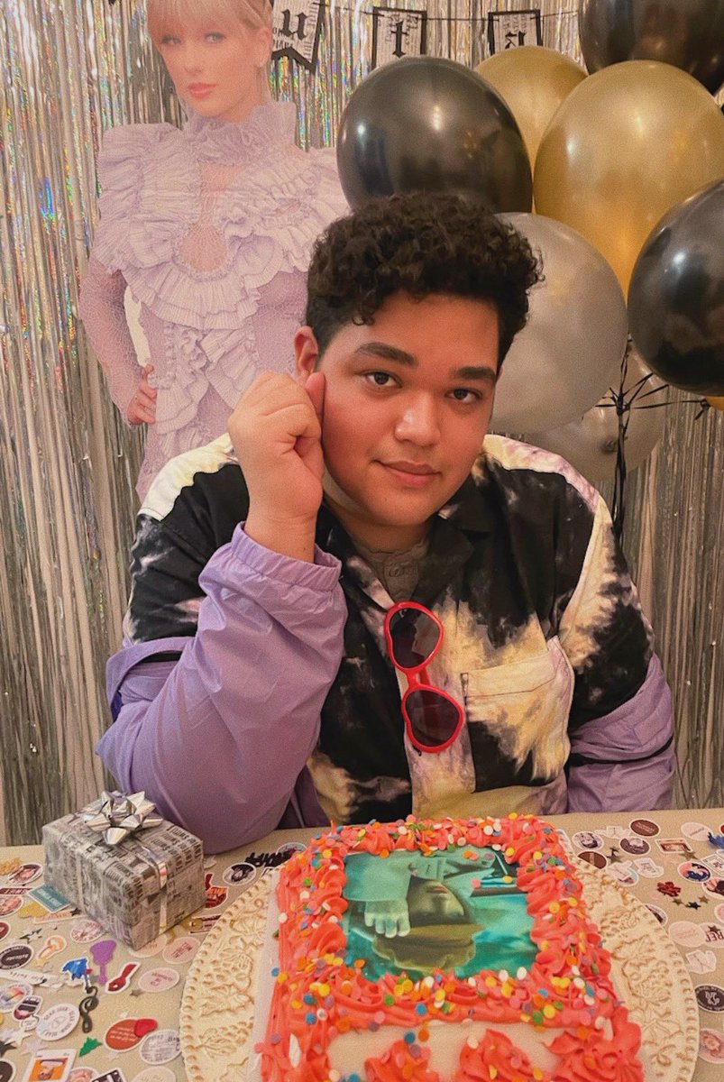 Alphioli's tweet photo. it was fun turning twenty-one 🎂 https://t.co/gSjowCh9gQ