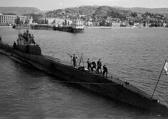 NavalInstitute's tweet photo. In 1942, a Soviet Shchuka-class sub lost both screws to a mine near Norway. Because it was at night during a storm, German shore batteries could not see the disabled boat. The crew rigged canvas to the periscope and then sailed far enough to be rescued by another sub. #SunSunday https://t.co/xuCYyAOVeQ