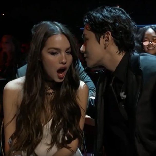 thisjonathanr's tweet image. taehyung diciéndole al oído a olivia que ella se merecía la canción del año #GRAMMYs #GRAMMYsTNT