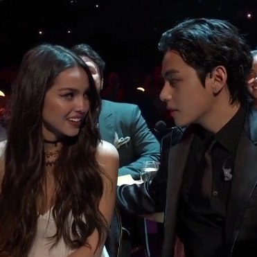 slvrmys's tweet photo. NUNCA CREÍ QUE LLEGARÍA AL PUNTO TAN BAJO DE TENERLE ENVIA A OLIVIA RODRIGO HASTA QUE KIM TAEHYUNG SE ATREVIÓ: https://t.co/JbV9pePZLU