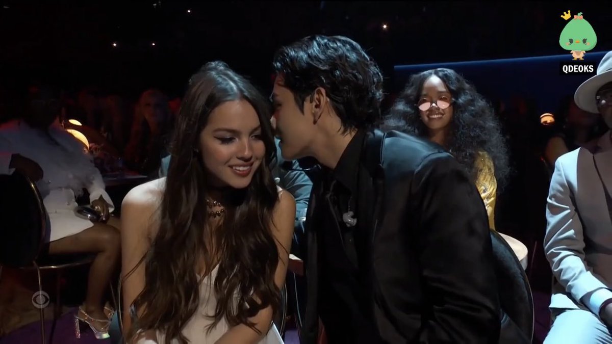 valeeg92's tweet photo. #GRAMMYsTNT AYUDAAA COLAPSOOOO https://t.co/qYYcogDHr3