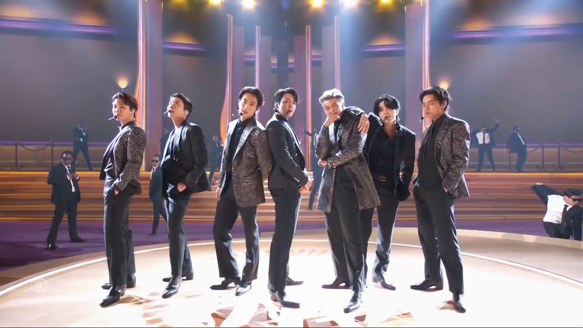 USBTSARMY's tweet photo. [📸] 220403 BTS performing 'Butter' at the 64th GRAMMY Awards 🧈

What an amazing performance! 🤩👏✨

#BTS_Butter
#BTS #방탄소년단 @BTS_twt https://t.co/6np6zVOW2c