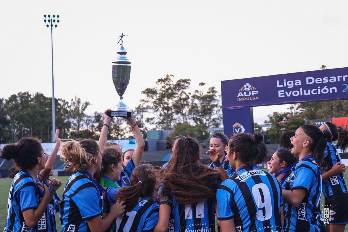 LiverpoolFC1915's tweet photo. 🏆 ¿La Copa? En la vitrina

La Sub 16 femenina, le ganó la final de la Liga Desarrollo a Peñarol por 4 a 2 y viajará a 🇵🇾 Paraguay, para disputar la Fiesta Sudamericana de la Juventud. 

👏 ¡Vamos chicas! https://t.co/Yb3aAwiJuJ