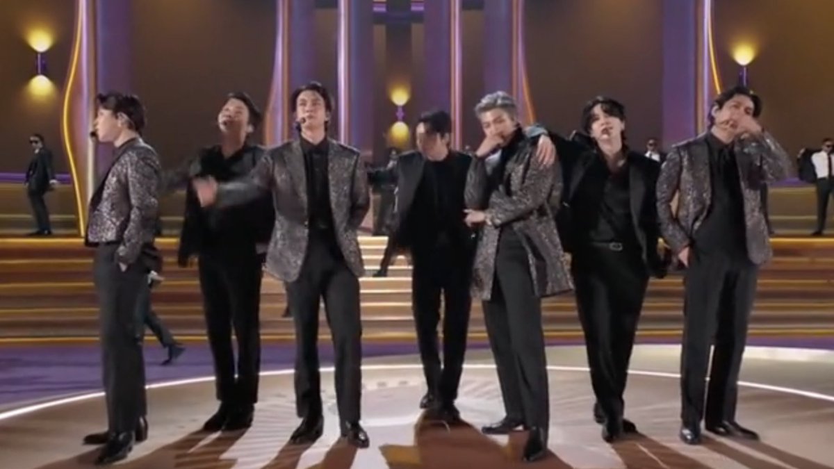 VANTEATJlN's tweet photo. THEY RECEIVED STANDING OVATION FROM EVERYONE!!! OH MY GOD I CAN'T STRESS ENOUGH HOW YOU MAKE ME PROUD EVERYTIME, YOU DID SOOO GREAT @BTS_twt 😭😭💜💜💜

#GRAMMYs #PassTheButter https://t.co/rXqQAR3qRx