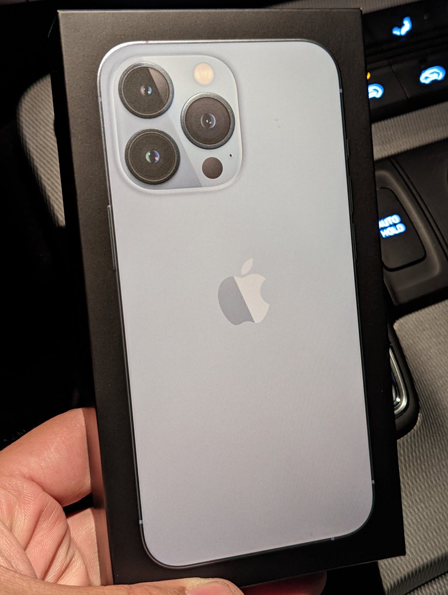 SoSaic's tweet photo. After 13 years...

#ByePixel #ByeGoogle #TeamPixel no more and genuinely sad about it. 🤷🏽‍♂️ https://t.co/qorBaAPRAv