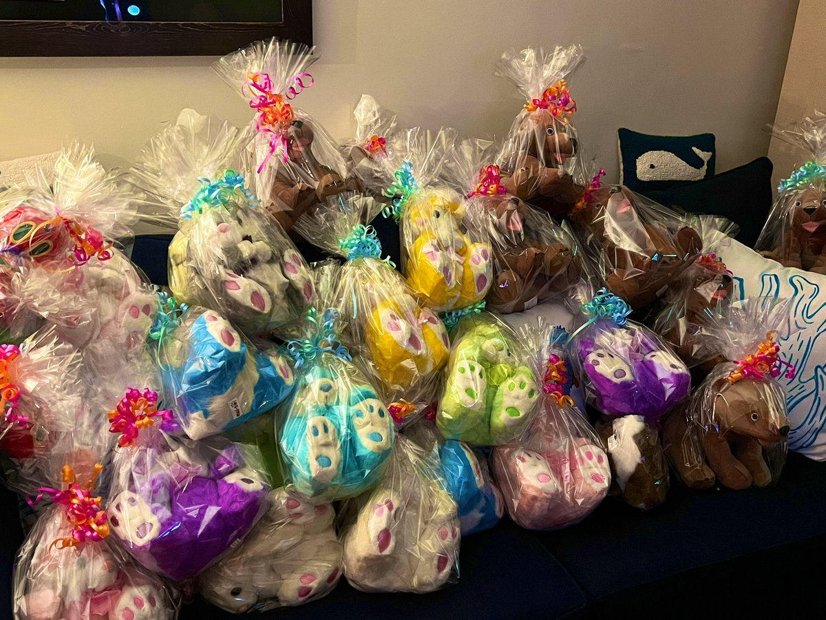 DonnaAnnJohnson's tweet photo. How’d you spend your Sunday?!
#WeCare #OperationEaster @GiftsSeniors https://t.co/FWR449a3Tp