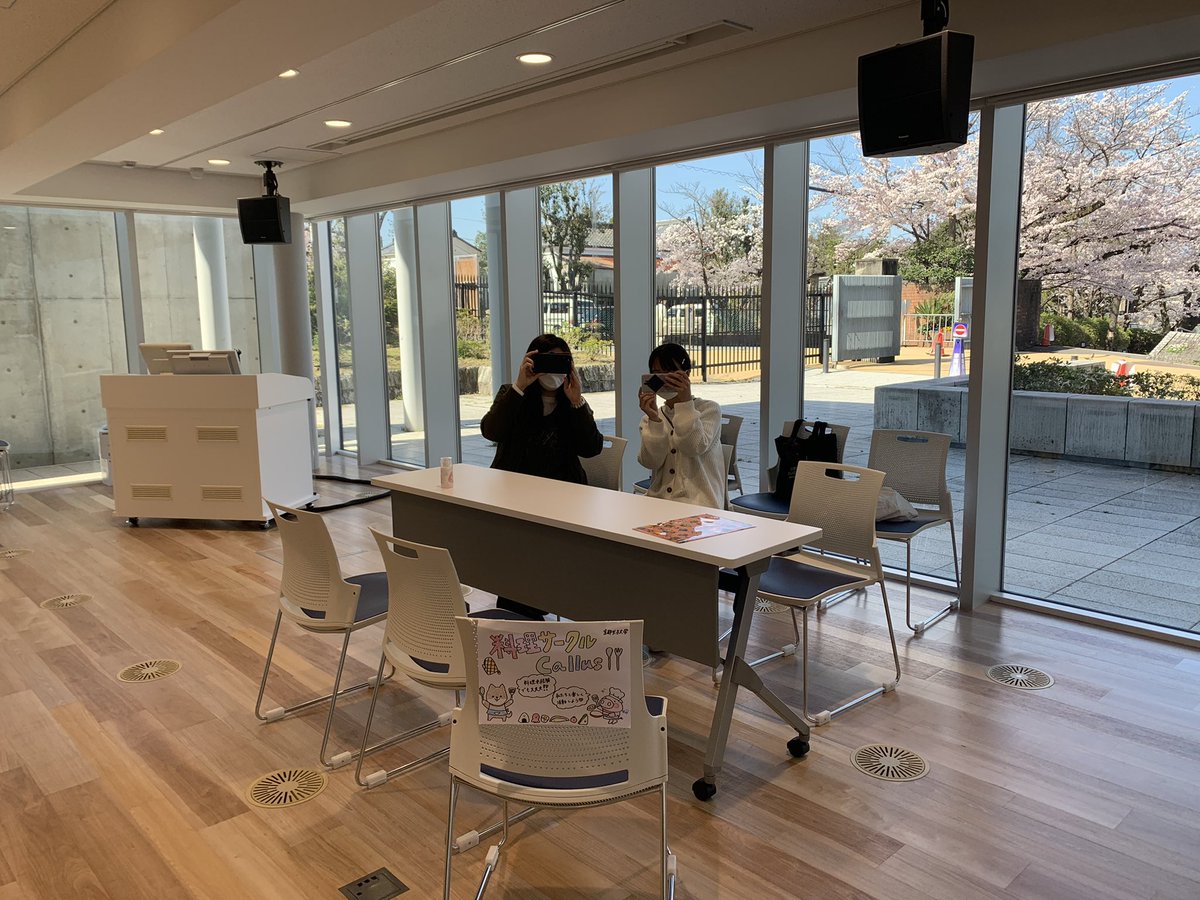 callus_kwu's tweet photo. 4月4.5日新入歓迎会のブースを設置してお待ちしてます！
料理サークルに少しでも興味がある方、大学で何か不安がある方どんな相談にも乗るので、ぜひお越しください✨

場所は図書館一階ホール　A校舎の近くのガラス張りのスペースです！

#春から京女 https://t.co/A3FkJHNbtr