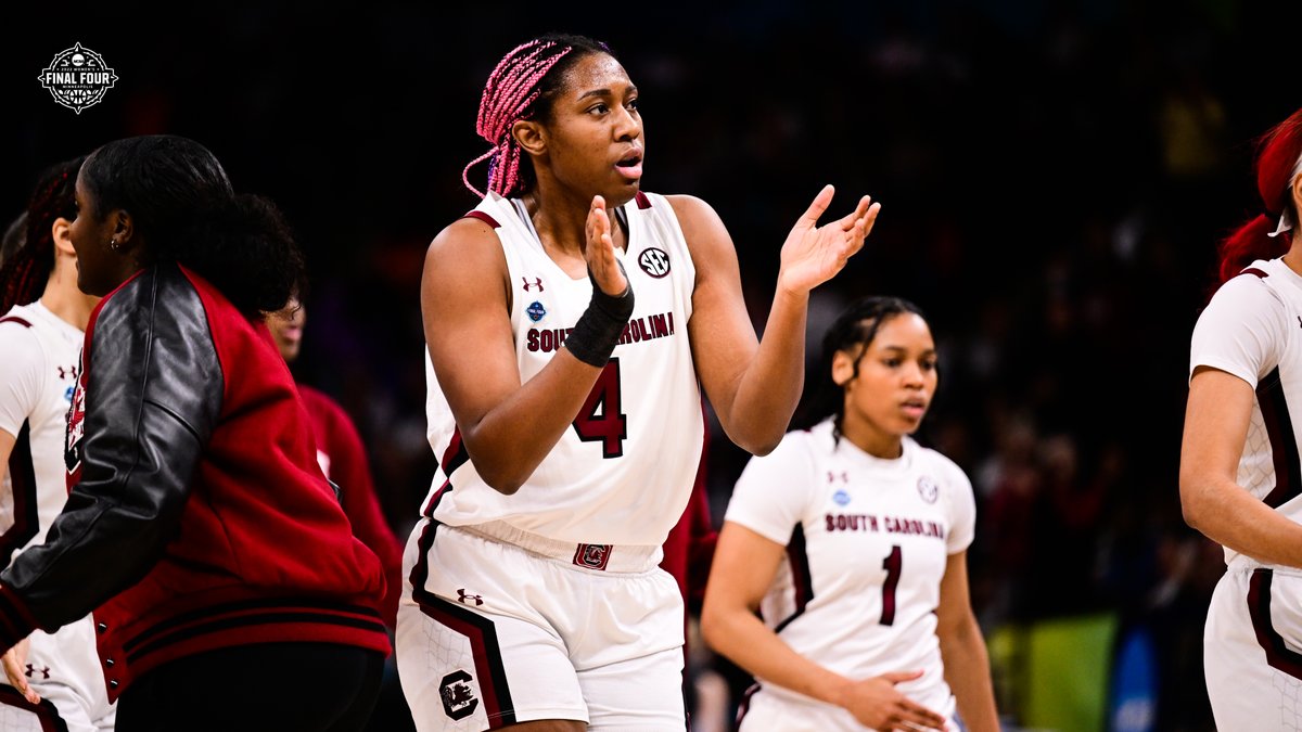 MarchMadnessWBB's tweet image. 3 Quarters remain...

(2) @UConnWBB - 8
(1) @GamecockWBB - 22

#NationalChampionship