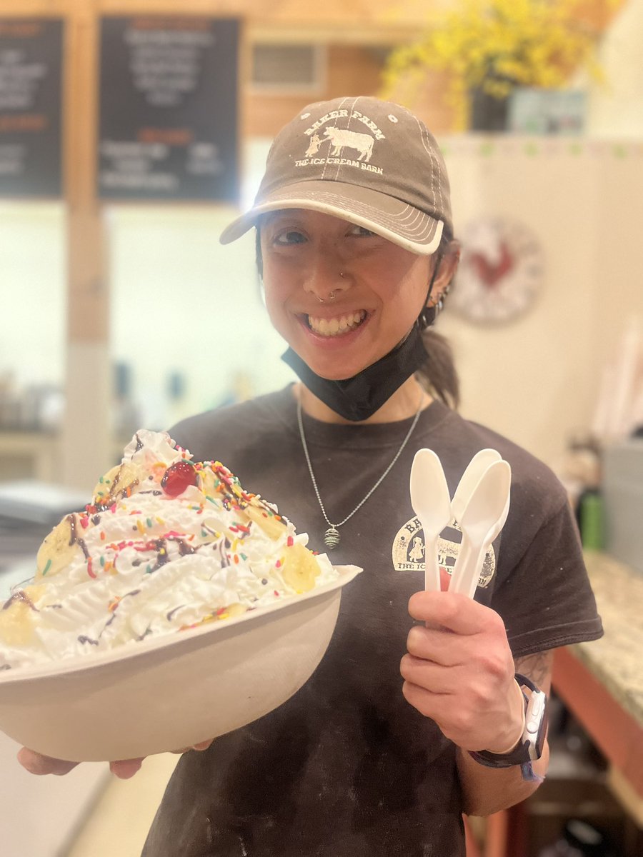 theicecreambarn's tweet photo. The Baker! 8 scoops of ice cream, hot fudge, 5 toppings, 4 cherries, banana, and whipped cream. #MegaSundae #TheBaker 🤤😱 https://t.co/GTKUVxDoAg