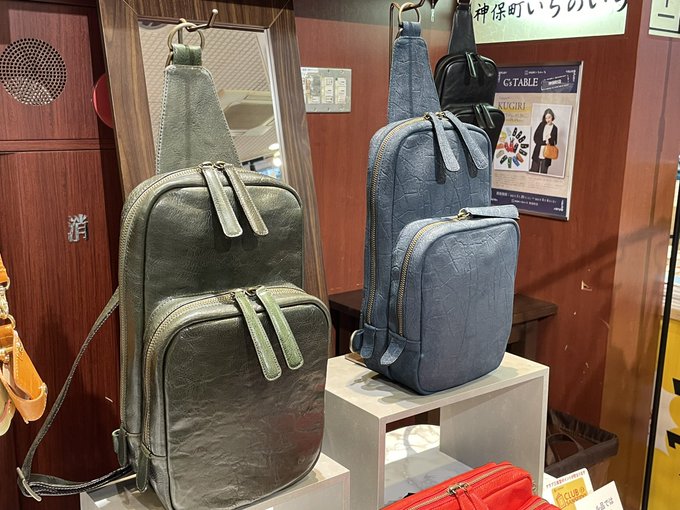 j1_jimbocho's tweet photo. ＼本日最終日！／
【C's TABLE 3/29-4/4「#KUGIRI」】

今年度はブランド設立10周年です。
その革の持っている質感を生かし
便利と思える機能性のある革鞄、革小物を提案。

私生活で継続的に愛用し続けられるmade in japan！

詳細→https://t.co/wvytdyLHex
#神保町いちのいち https://t.co/oXcZcnKBgv