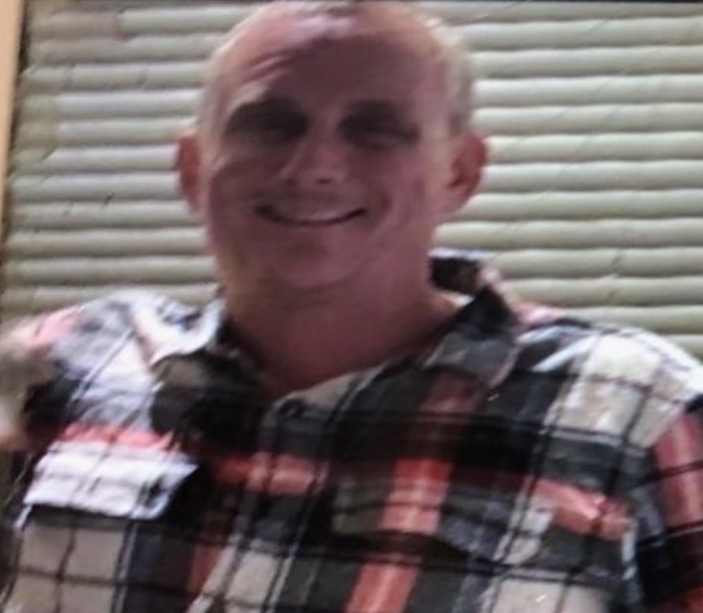 mpdespanol's tweet photo. Necesitamos ayuda para localizar a Timothy Dunn, de 42 años, quien ha sido reportado como desaparecido.  Él mide 5'09 ", 175 libras, y fue visto por última vez hoy, 4/3/22, en el área de Overtown.  Si lo ve o conoce su paradero, por favor llame al 305-603-6300 o al 305-579-6111. https://t.co/ZmKqtnzBmu