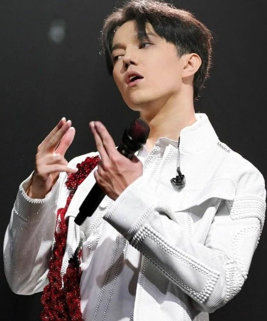 Adelma30513806's tweet photo. 💕 #DimashQudaibergen lives and breathes music. He is completely into the song. His voice is Unique and wonderful and I really like #BeWithMe. @dimash_official 💦 https://t.co/Zikn5KtZiv