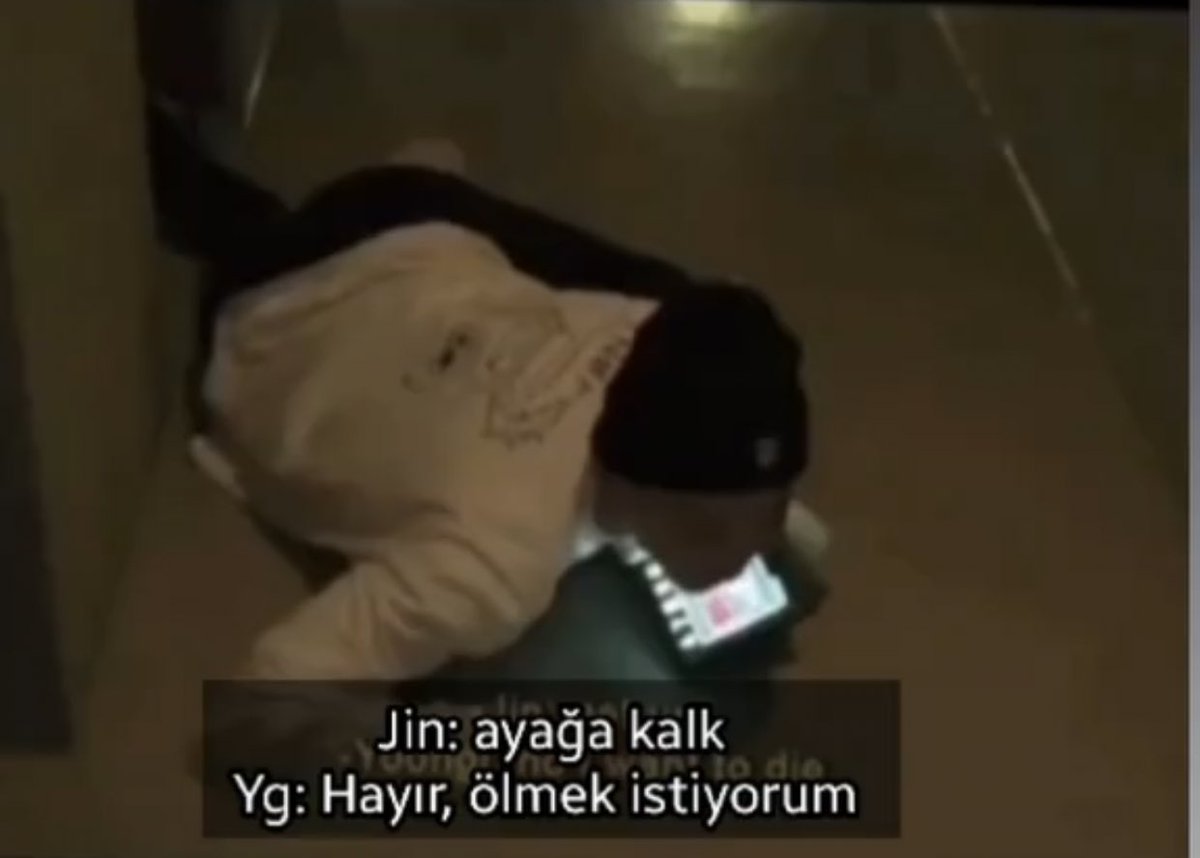 ne ben, ne uykusuz kalan gözlerim, ne heyecanla performans bekleyen kalbim, ne armyler bunu hak etmedik kim taehyung.
