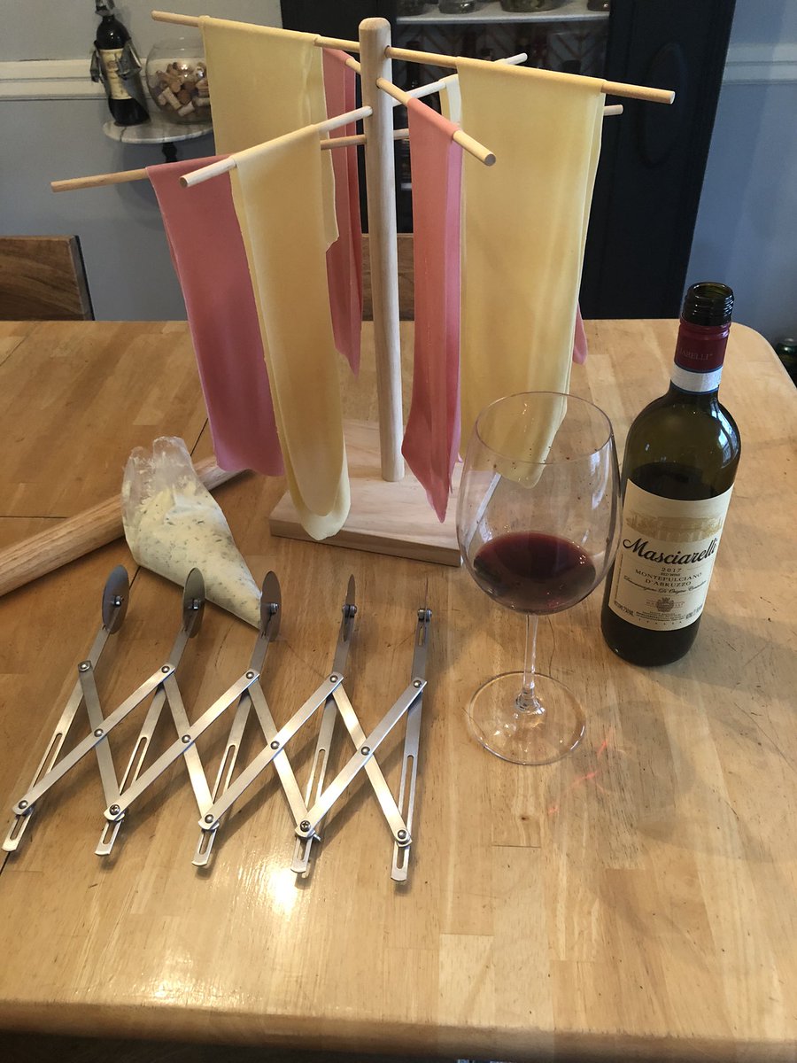 Samala104's tweet image. Pasta Sammie is back! Had a lil trouble in tinting class but flavor is 🤌
#pasta #homemadepasta #pastalover #italianfood #foodporn #cook #foodie #thesecarbsdontcount #eatpasta #eat #pastaaddict #dinner #delicious #love #livetoeat #pastagirl #ribbons #stuffedpasta #pinkpasta