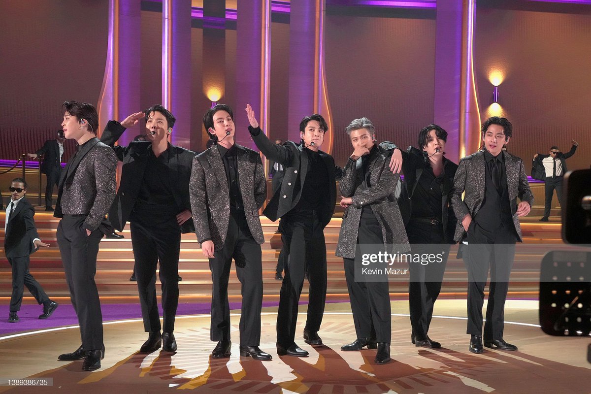 BTSNewsBrasil's tweet photo. 📸 Fotos do BTS se apresentando no palco durante o 64º GRAMMY Awards (via gettyimages)

+

 #BTS @BTS_twt https://t.co/1sLyn4rlpt