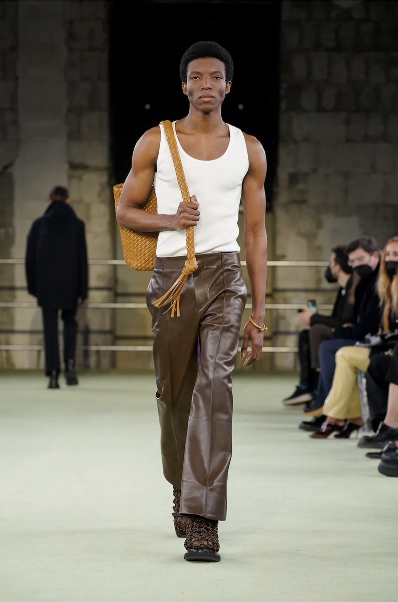 28models's tweet photo. Jean-Luc Joseph Debut Bottega Veneta - Fall Winter 2022 #BottegaVeneta #MFW https://t.co/5b6JS7Hzjt