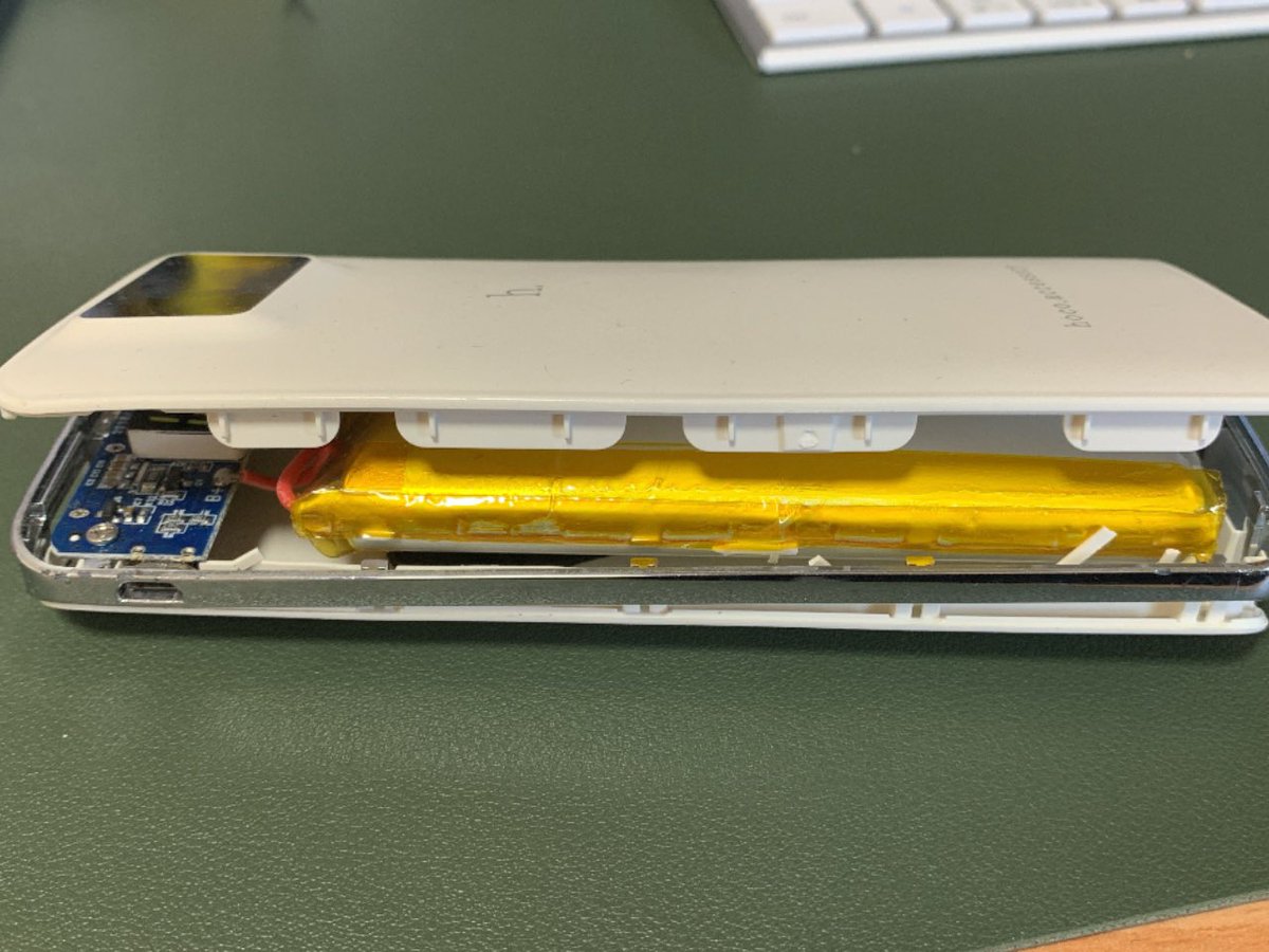 msfweb's tweet photo. モバイルバッテリーが突然膨張…
破裂じゃなくてよかった。 https://t.co/TG447iKic3