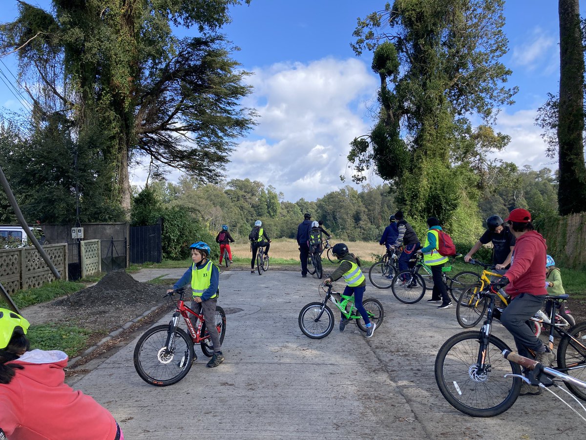 paulina____'s tweet photo. Pedaleo y plantación por Humedal urbano Miraflores en #valdiviacl https://t.co/ABDN3pdBoK