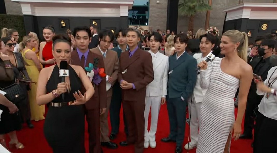 BTSARMYFRANCE_'s tweet photo. [@BTS_twt x @RecordingAcad]

L'interview de #BTS sur le tapis rouge des Grammy Awards 2022 est disponible sur YouTube.

🔗 https://t.co/rSJKIfdABn https://t.co/yGHPxItHfh