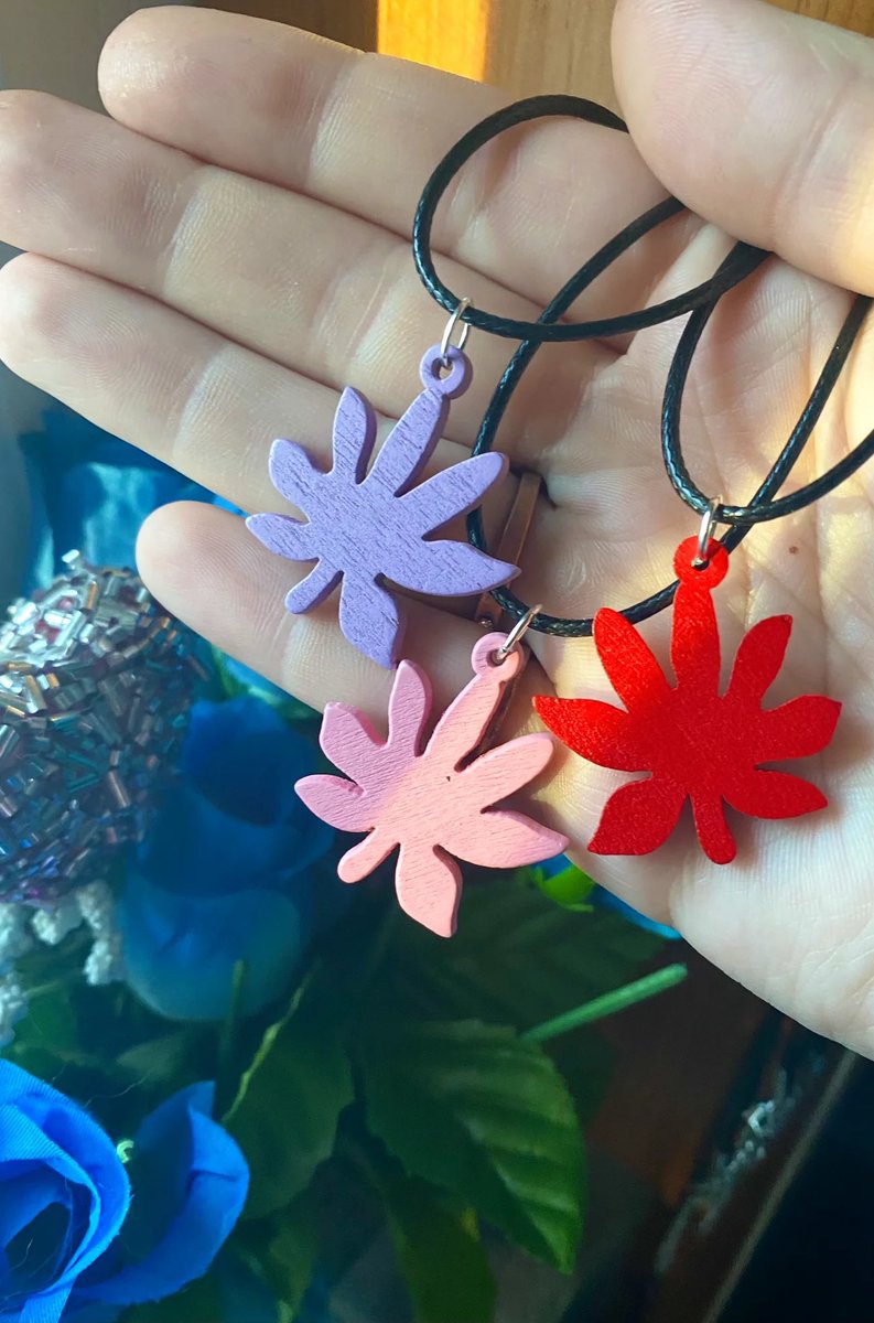 It’s that time of year again 👀🌿

Treat your favorite stoner to a vibrant weed leaf necklace for just $9 shipped! Link below!