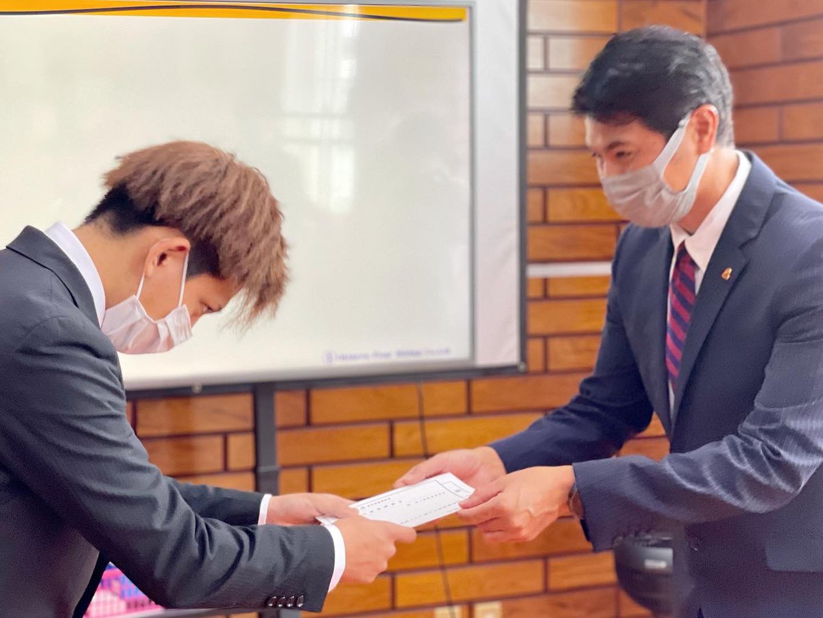 【令和4年度　入社式】

新入社員のみなさん
ご入社おめでとうございます🌸

2022年4月1日
令和4年度入社式を本社にて行いました。
本年は、5名の新入社員を迎えることができました。

これからよろしくお願いいたします😊

#入社式 #沖縄製粉
#令和4年度 #2022年度 
#新卒 #入社 #沖縄 #辞令交付式