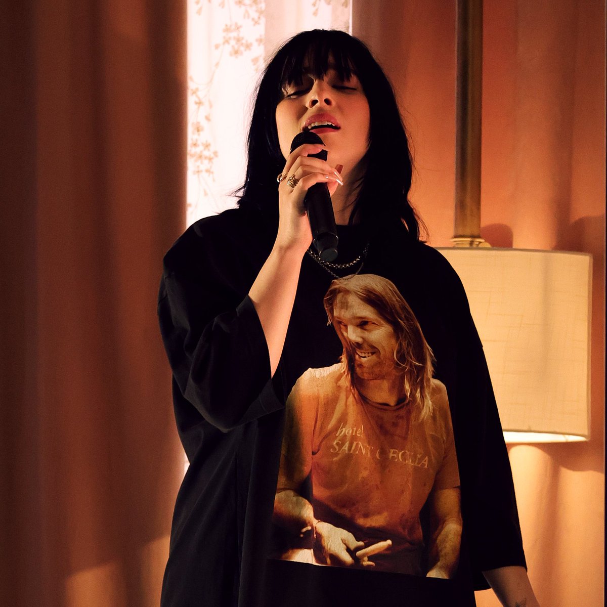 ComplexMusic's tweet photo. Billie Eilish performs in a shirt honoring the late Taylor Hawkins 🕊 #GRAMMYs https://t.co/qDGWeuI31m