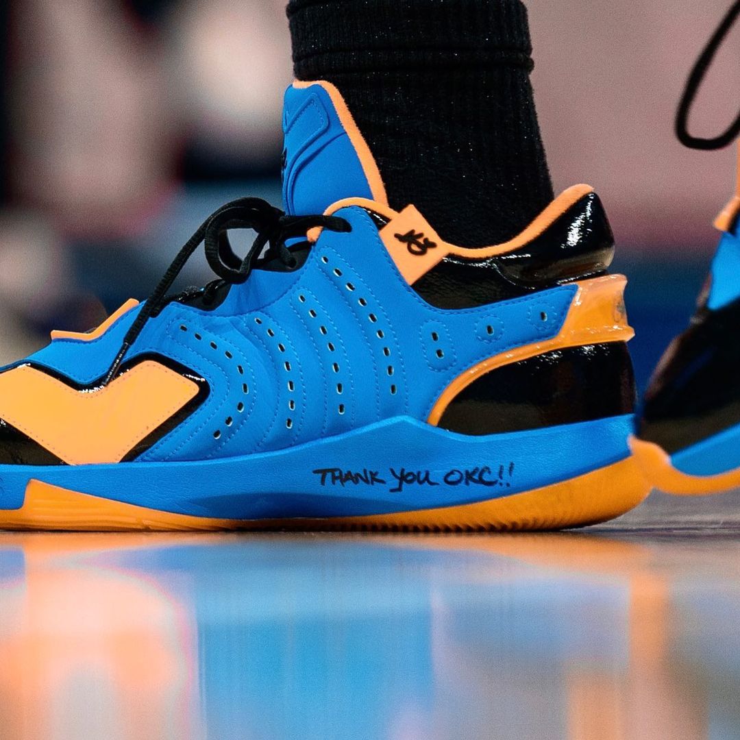ClutchTimeArg's tweet photo. Las zapatillas de CP3 durante la visita de los Suns a OKC. https://t.co/7GPtumb1aQ