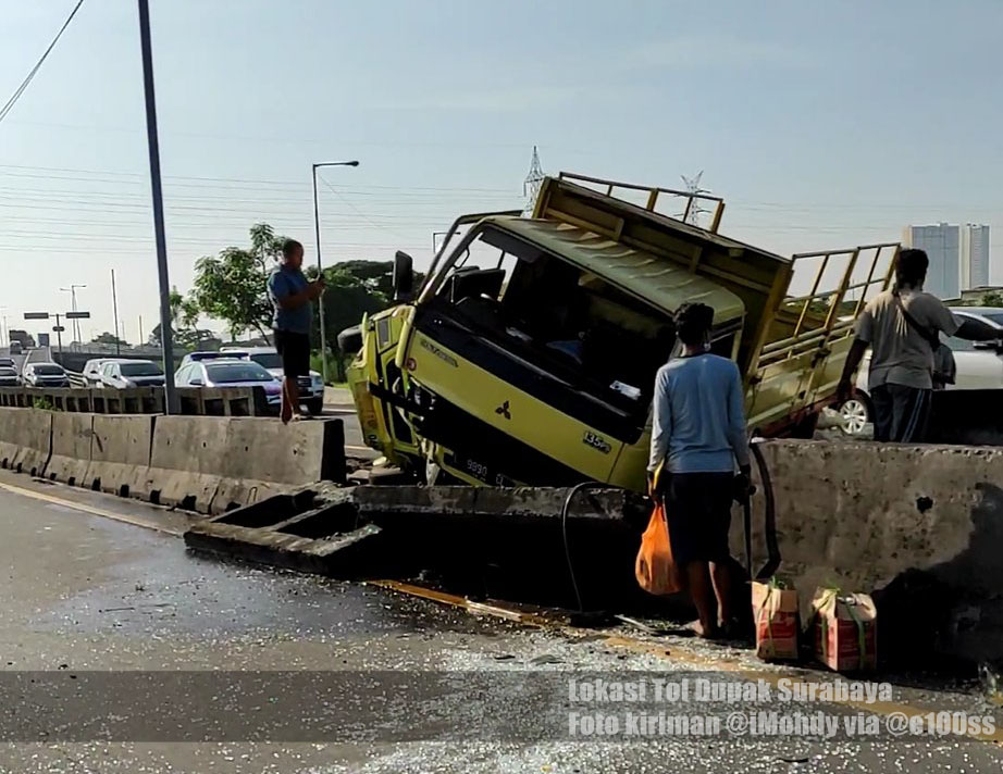 e100ss's tweet photo. 08.09:
1. Evakuasi #kecelakaan truk tabrak pembatas jalan di KM 0.600 Tol Dupak arah Perak masih berlangsung dan lalu lintas MACET;
2. Gayung Kebonsari arah A. Yani MACET, imbas volume;
3. Bundaran Waru arah A. Yani Surabaya MACET; (hm) https://t.co/QZt4EyAINA