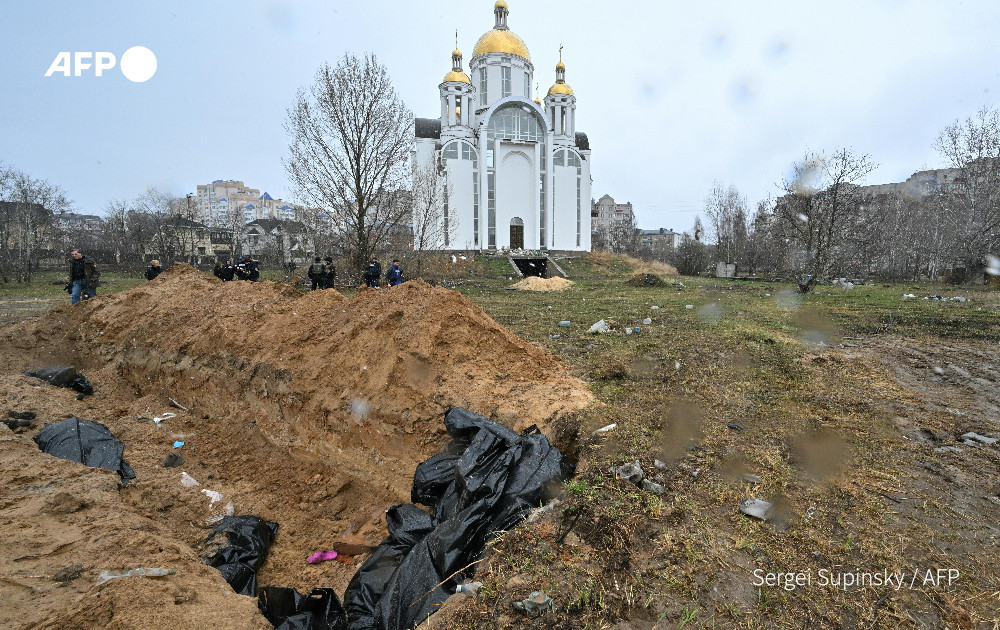 AFP's tweet photo. "This wound will never heal. I would not wish it even on my worst enemy."

There are bodies everywhere in Bucha - in mass graves and in the streets. Russian forces retreated from the ruined Kyiv suburb last week leaving Ukrainians to collect the dead

https://t.co/GileWnHRUx https://t.co/KfWEAG7PvX