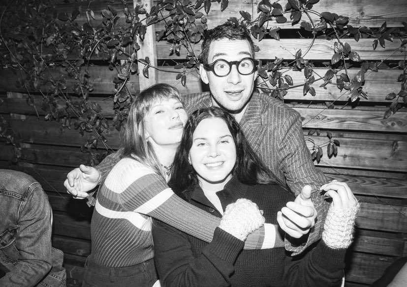 tracklist's tweet photo. Lana Del Rey posta foto com Taylor Swift e Jack Antonoff parabenizando o produtor pela vitória no #GRAMMYS https://t.co/yZ8loEAWa0