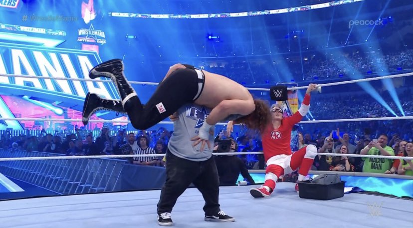 realNameTexas's tweet photo. The absolute pinnacle of entertainment #WrestleMania https://t.co/KEfuKlwPr7