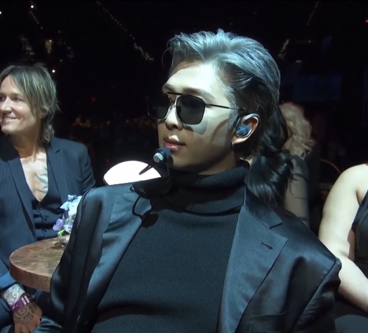 UniversBTS_'s tweet photo. 📸 Sinceramente Kim Namjoon, você não tem piedade de nós? 🥹✨

🦊 @BTS_twt 
#BTSxGrammys #BTSARMY https://t.co/8BbEdTYaWt