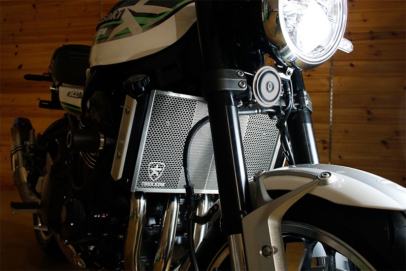 t_s_nagoya's tweet photo. 【Z900RS(21-)ラジエーターコアガード】

VHG形状で機能は確保しながらデザインにもこだわった製品です✨
ご自身の愛車に合わせたデザインをお選びください☺️

通常モデル↓
https://t.co/6RVQH7emBe
EVAモデル↓
https://t.co/44MYQq34M7
#TRICKSTA　#z900rs https://t.co/pBuewnc9Q7