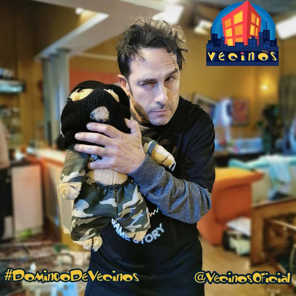 Vecinosoficial's tweet photo. Rambo y Pedrito buscando el tesoro! #DomingoDeVecinos @elpablovalentin https://t.co/bloDvrdEqr
