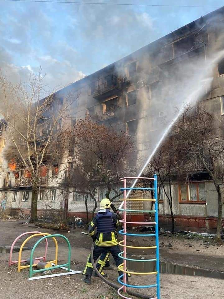 #StopPutinNOW #StopPutin #stopputinwar 
🇬🇧In Severodonetsk, Russians hit one of the houses in the city center for the third time in a week. This was announced by the head of the Lugansk OVA Serhiy Gaidai.