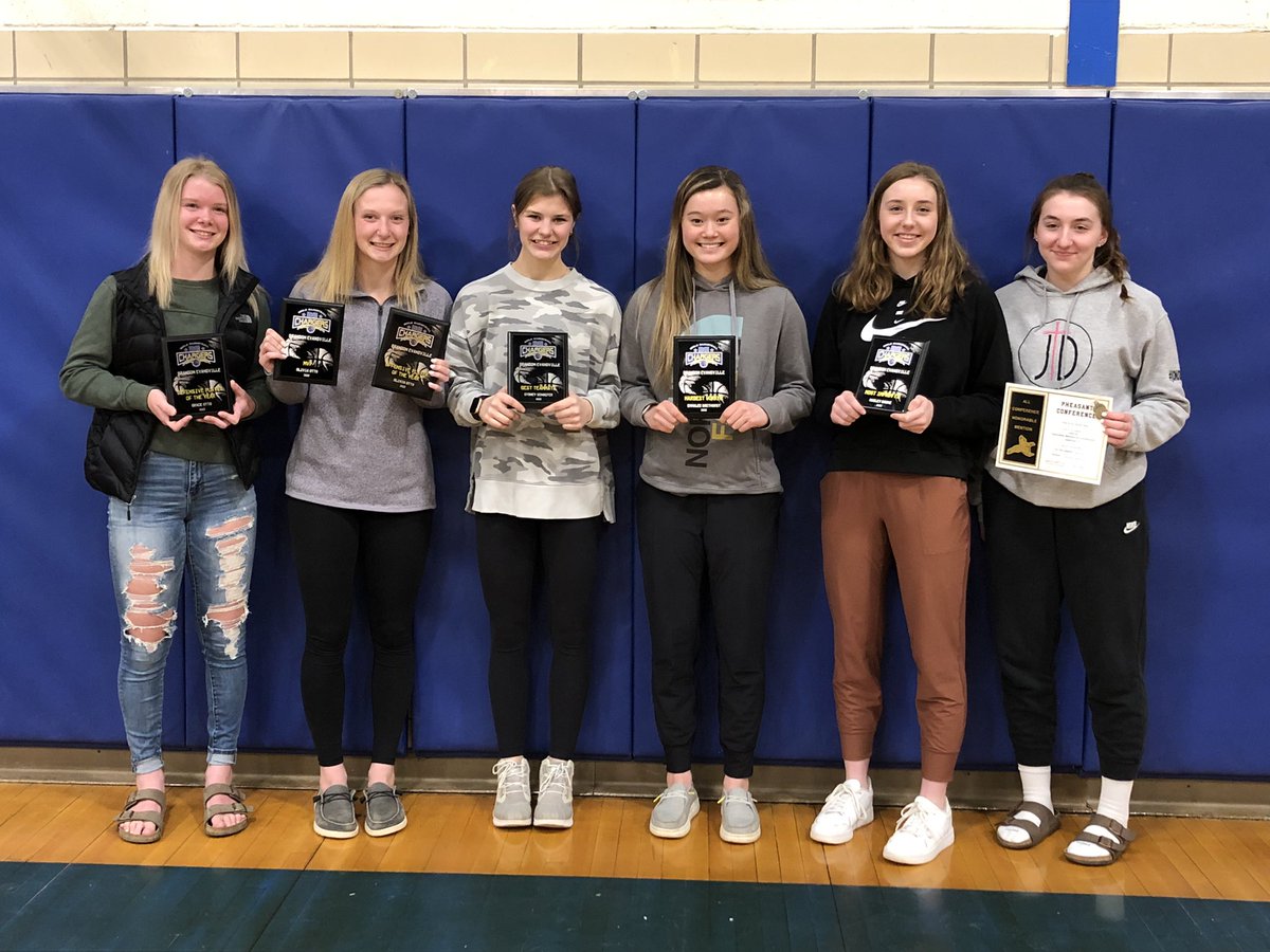 Tonight we officially wrapped up our 2021-22 girls basketball season with the annual awards banquet. It was a great night of celebrating these wonderful young women. Thank you to our 3 seniors Kaytlyn, Kiley and Olivia. Also thank you to all who supported the team this year!