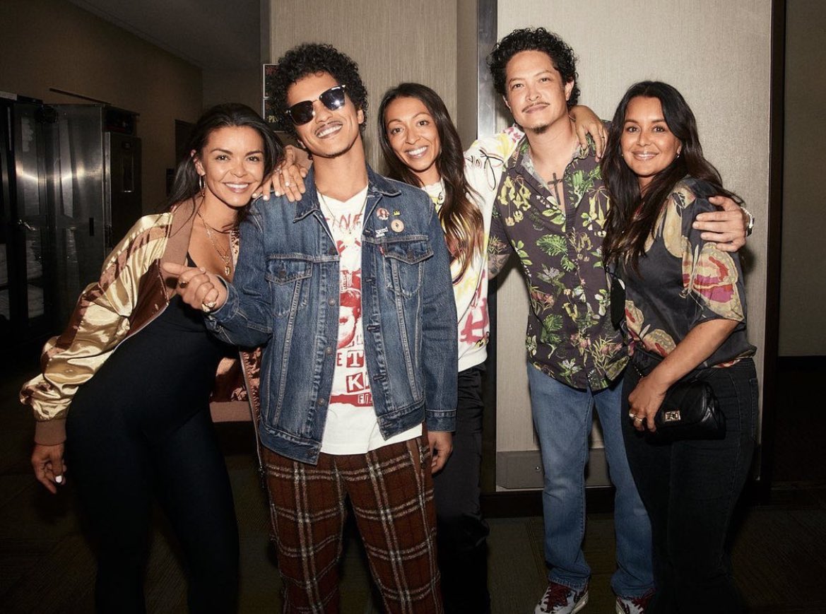 bruno mars with his family 💓