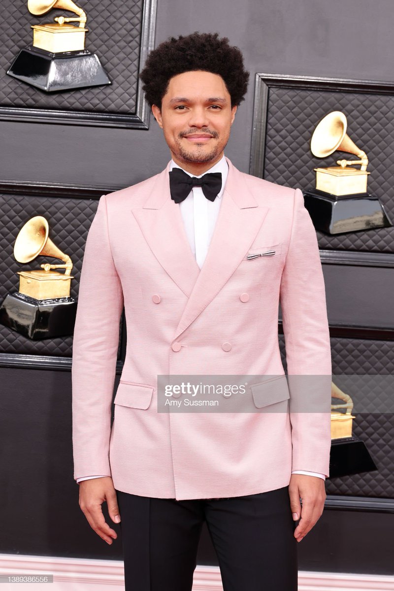 dysfashional's tweet photo. The men out there who after this Grammys telecast want to get their Double Breasted suit look on I can't stress enough about the importance of the fit of the JACKET so go to a PROPER tailor. #mensfashion #doublebreastedsuits #Grammys #Grammys2022 https://t.co/OqTMA3veLK