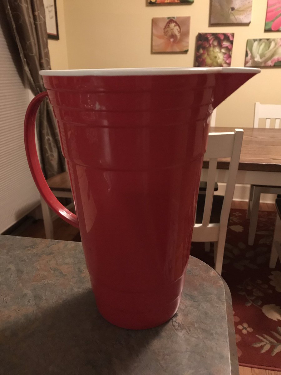 #BTSWFF,<a href="/S10Bird/">Sue Bird</a>, <a href="/DianaTaurasi/">Diana Taurasi</a> you need the solo cup pitcher so @mPinoe doesn’t need to go off camera
