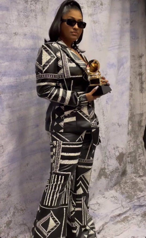 Yessss #JazmineSullivan wins her first #Grammy in Siriano!! Congratulations QUEEN!! #GrammyAwardsjazmin